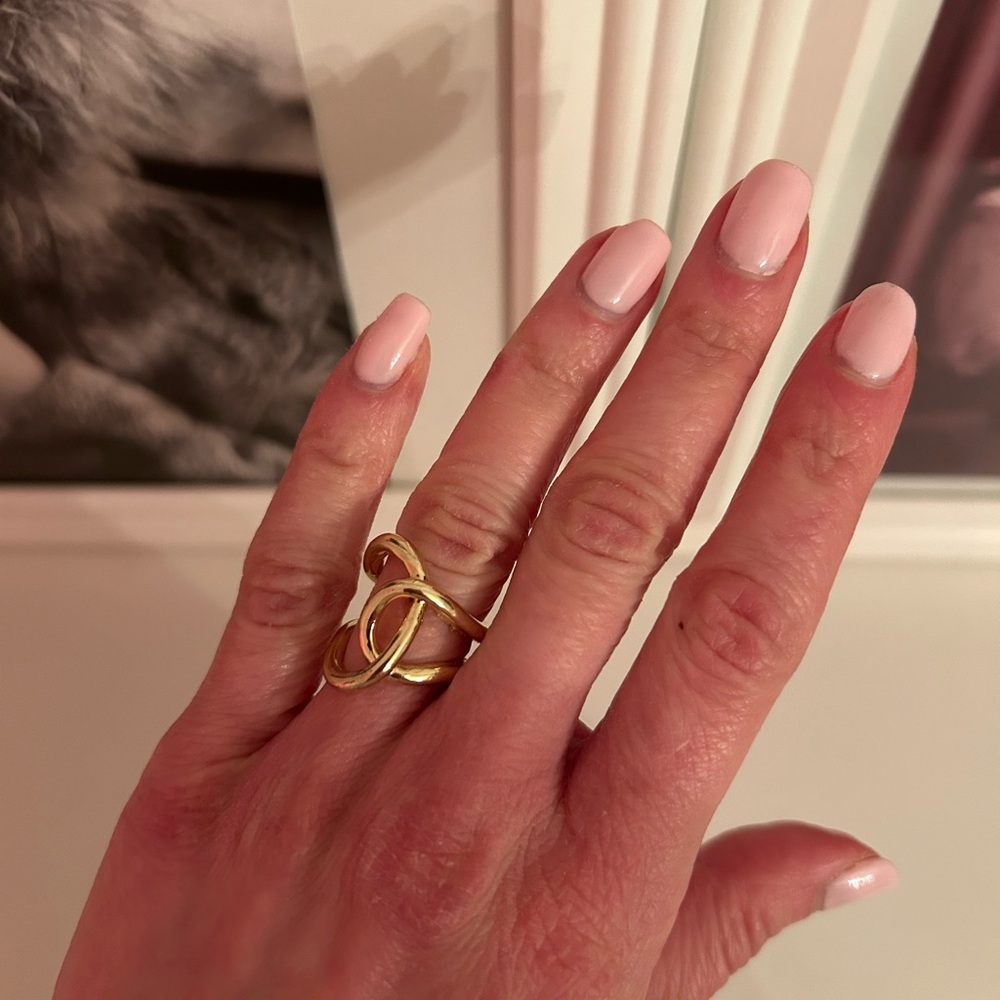 Elegant Gold Knot Ring